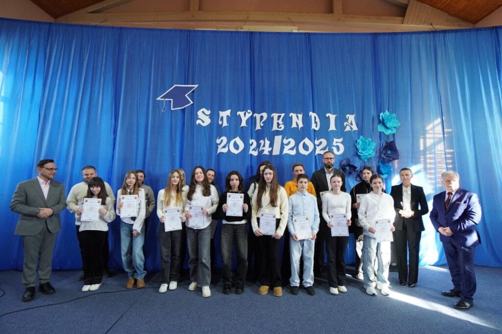 Grupa stypendystów z dyplomami na ceremonii, 2024/2025