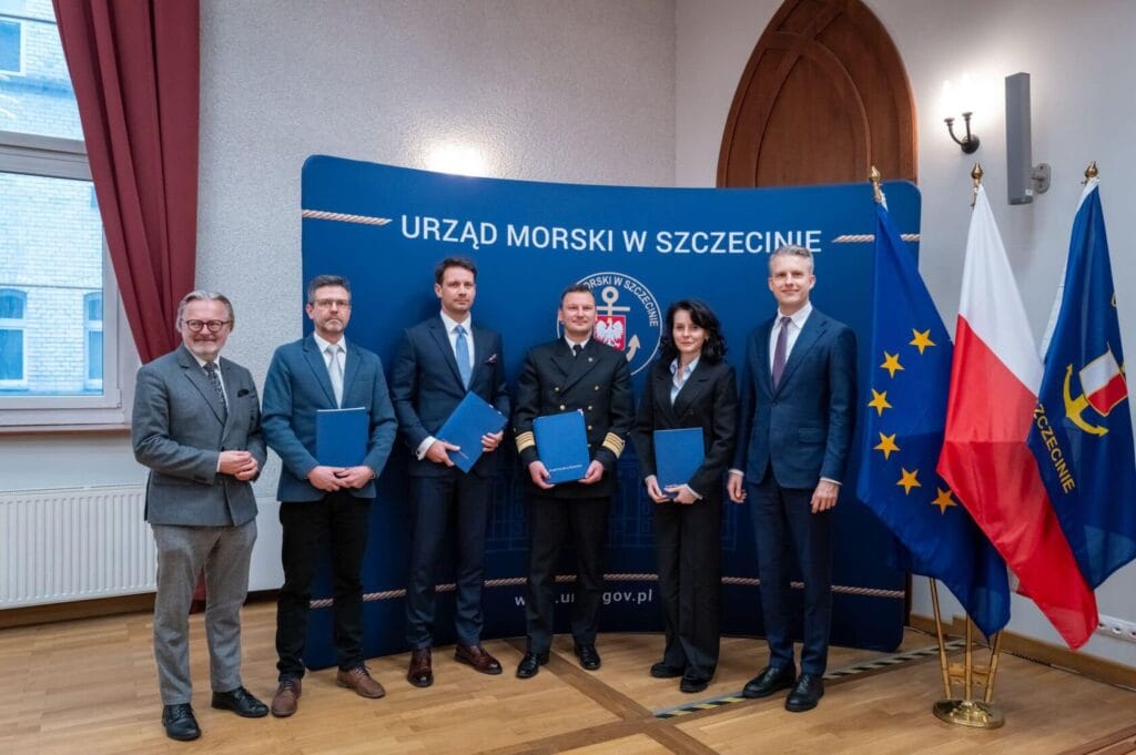 Grupa osób z dyplomami w Urzędzie Morskim w Szczecinie