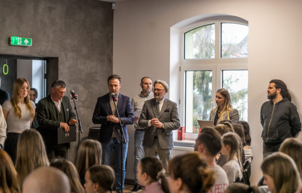 Spotkanie z mówcami w świetle dziennym przed publicznością